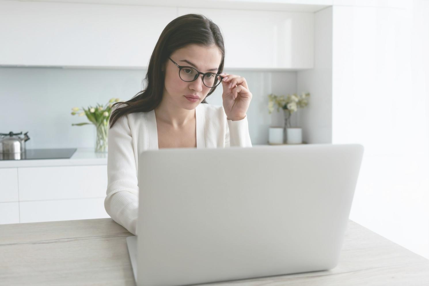 Moderne Büroumgebung mit Finanzdiagrammen