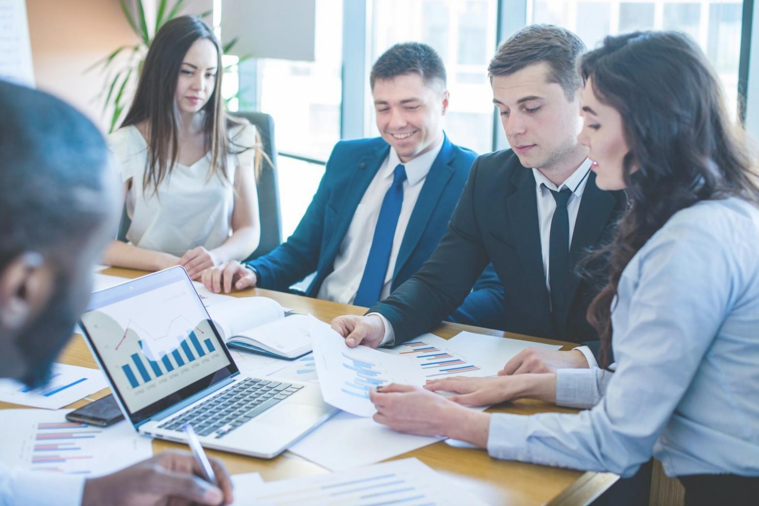 Moderne Finanzanalysedaten auf digitalen Bildschirmen