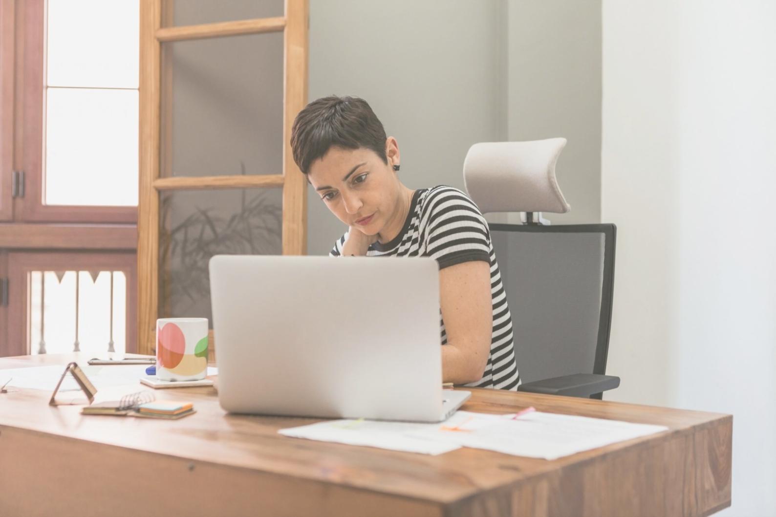 Moderne Arbeitsumgebung für Finanzprofessionals